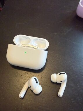 Apple AirPods Pro Gen 1 with MagSafe Charging Case